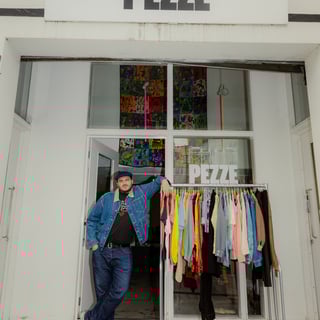 PEZZEの店先でポージングするジェナロ