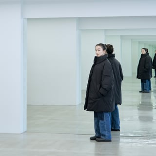 テアトラのアウターを着用した女性モデル