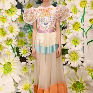 「ツモリチサト（TSUMORI CHISATO）」の2026年春夏コレクションのルック画像
