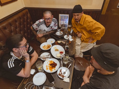 テーブルを囲む男性4人