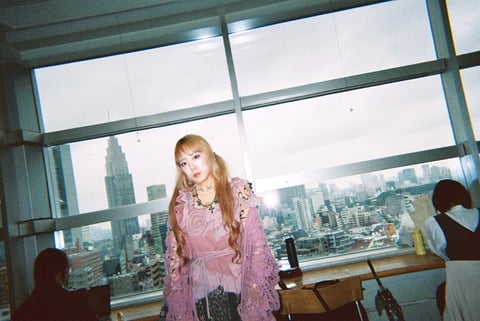 文化服装学院 12階の学生ホールで撮影した東佳苗のフィルム写真