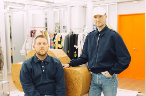 「ステファン クック」クリエイティブディレクターのジェイク・バートとステファン・クックのポートレート