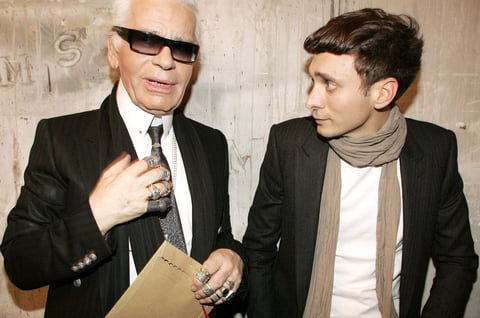 ファッションデザイナーのカール・ラガーフェルドとエディ・スリマン