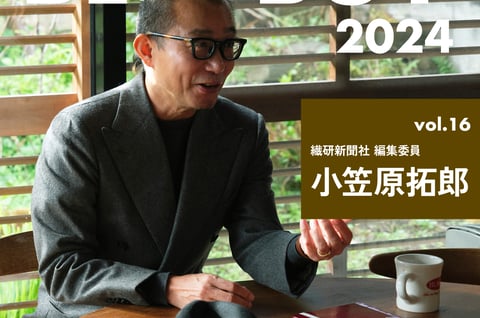 インタビューに応える男性