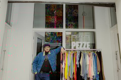 PEZZEの店先でポージングするジェナロ