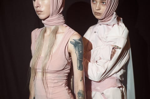 ムッシャンの2026年の春夏コレクションの服を着た女性2人