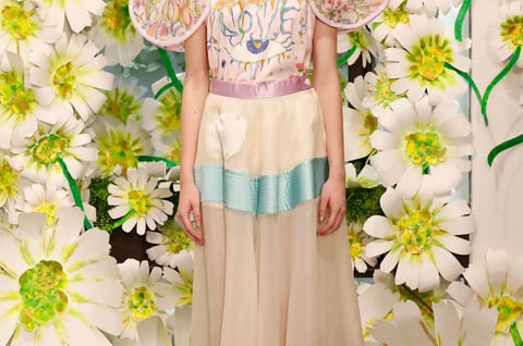 「ツモリチサト（TSUMORI CHISATO）」の2026年春夏コレクションのルック画像