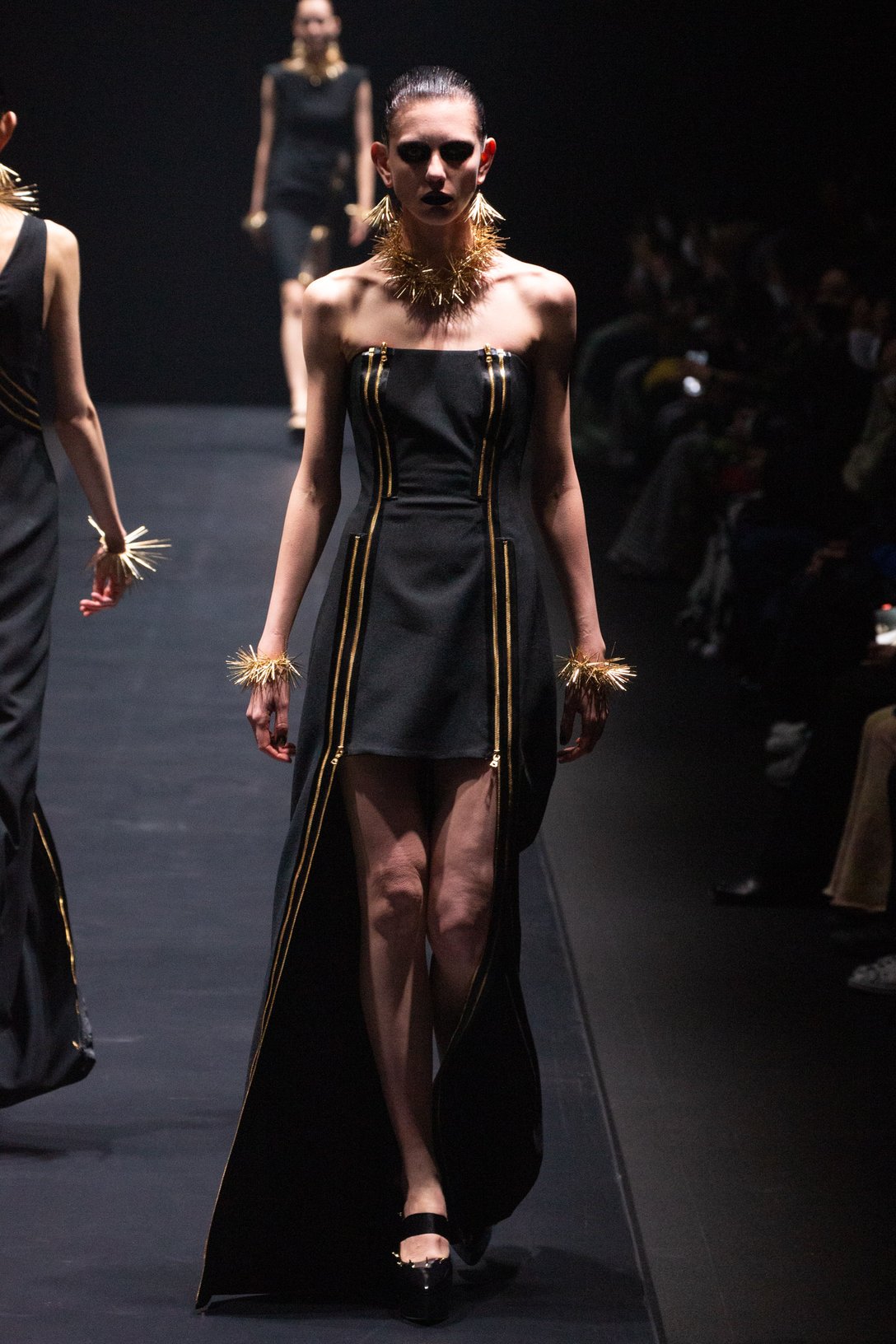 アンダーカバー 4年ぶりのウィメンズ単独ショー 平和を願う 原点的ダークロマンス アンダーカバー 4年ぶりのウィメンズ単独ショー 平和を願う 原点的ダークロマンス