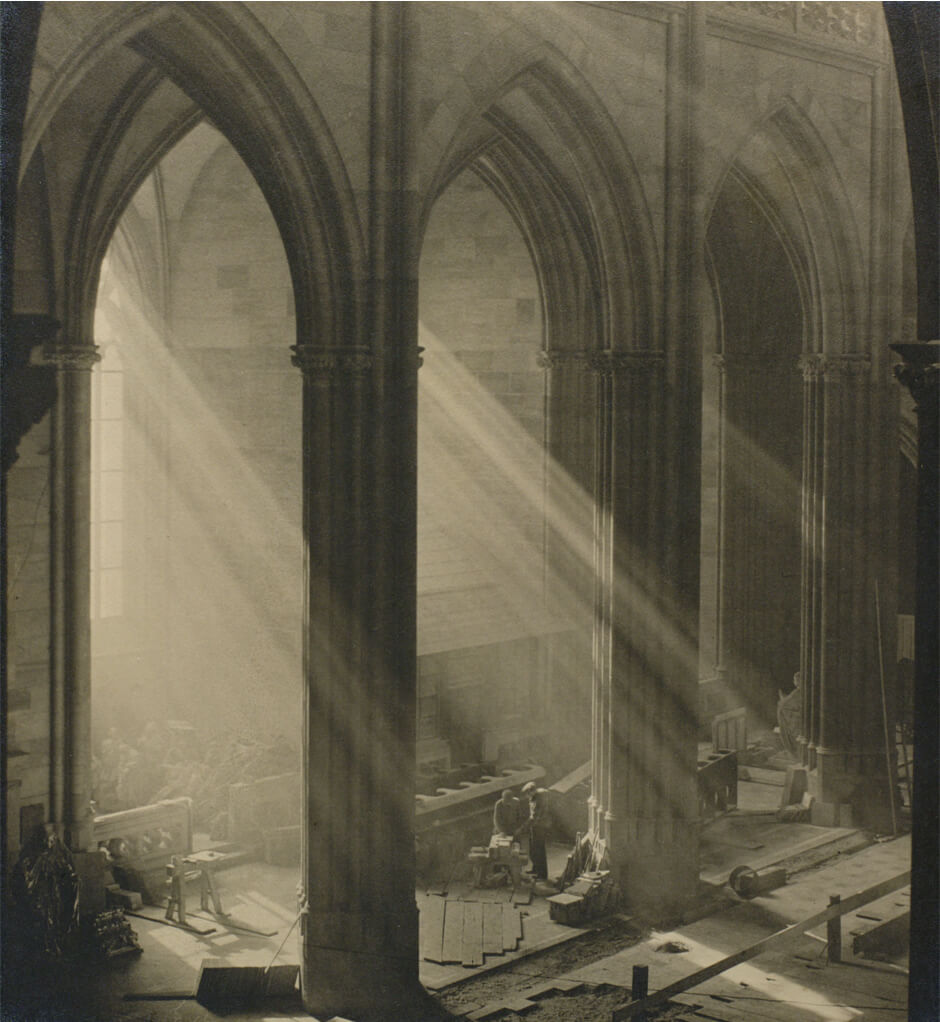 Йозеф Судек Неф и вид снизу, к югу от новой части собора Святого Вита, 1928 г. Желатиновая серебряная печать Токийского Метрополитен-музея фотографии