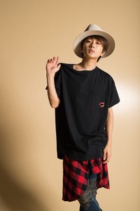 a西島隆弘と Glamb が初コラボ Tシャツなど4型展開