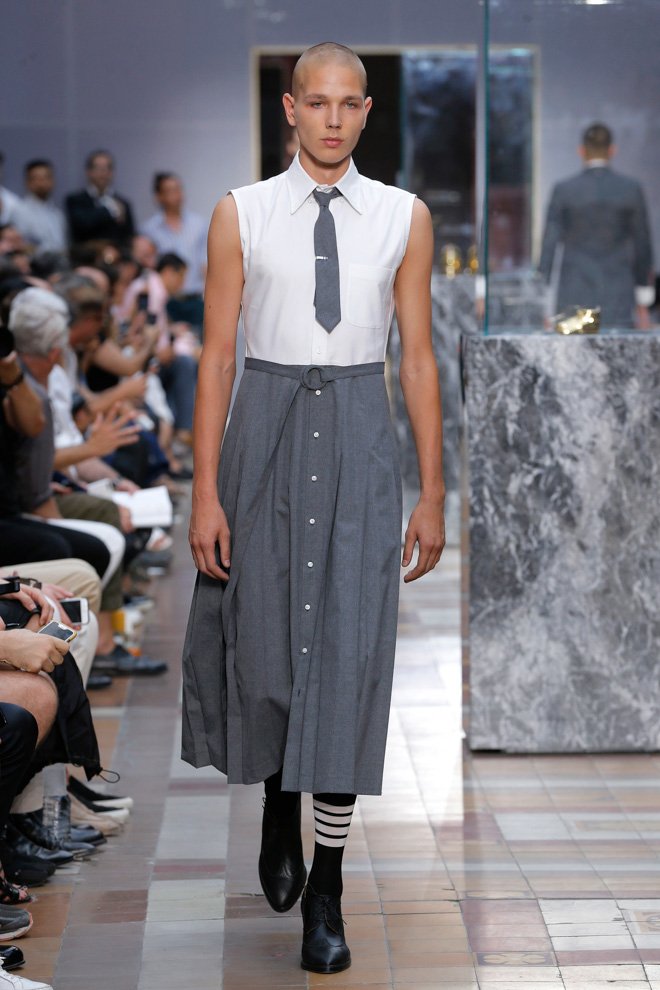 トムブラウンがメンズスカートを提案 性別と服の なぜ を問いかけ