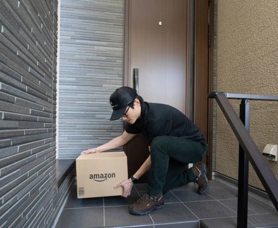 アマゾンジャパン 玄関への 置き配 を標準配送に