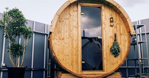 アウトドアサウナ施設「sauna GARAGE ayase」が開業 テントサウナやバレルサウナを完備：マピオンニュース